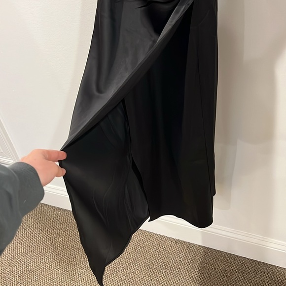 Lulu’s Elegant Black Satin Dress size XS NWT - Picture 4 of 4